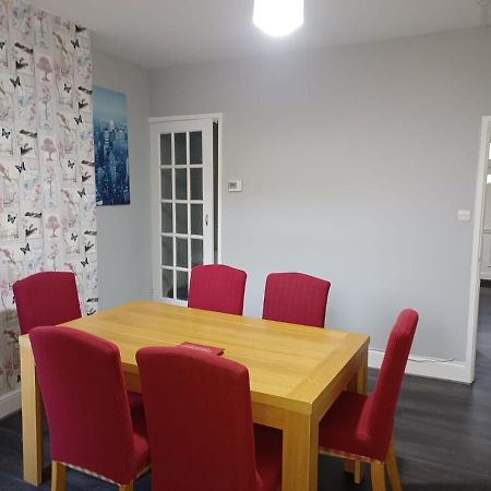 Pearson House - Huku Kwetu 3 Bedroom End Of Terrance House - Family And Business Group Self Catering Accommodation -Huku Kwetu นอตติงแฮม ภายนอก รูปภาพ
