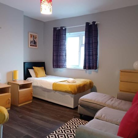 Pearson House - Huku Kwetu 3 Bedroom End Of Terrance House - Family And Business Group Self Catering Accommodation -Huku Kwetu นอตติงแฮม ภายนอก รูปภาพ