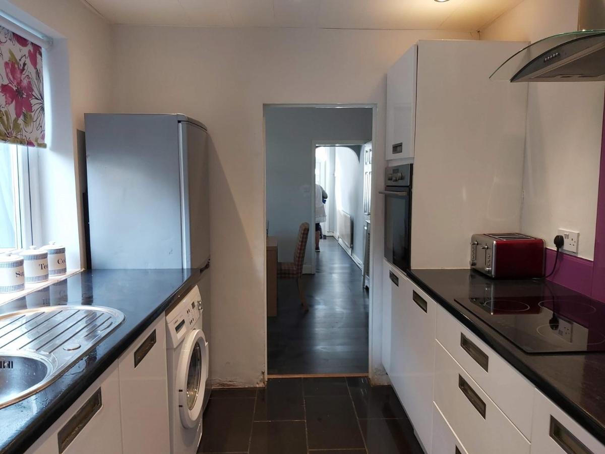 Pearson House - Huku Kwetu 3 Bedroom End Of Terrance House - Family And Business Group Self Catering Accommodation -Huku Kwetu นอตติงแฮม ภายนอก รูปภาพ