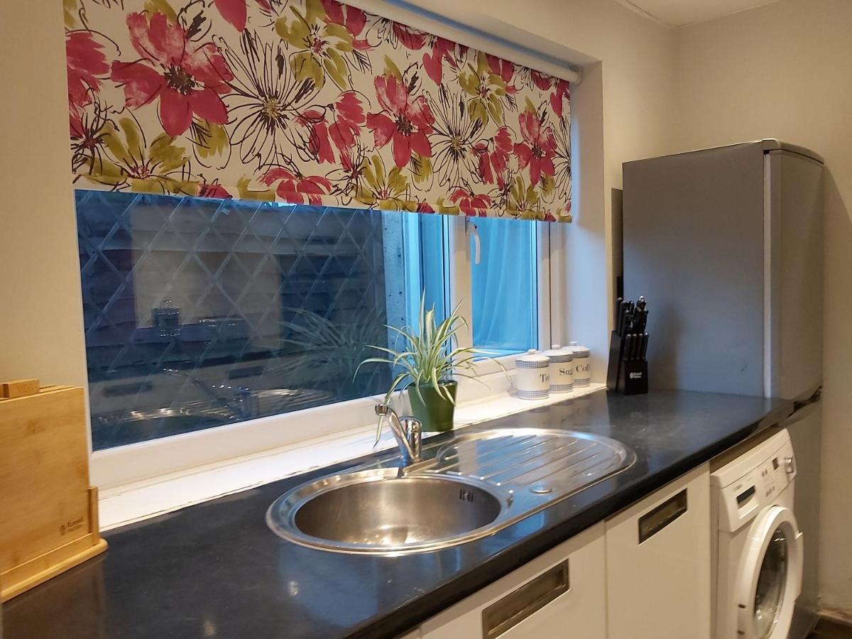 Pearson House - Huku Kwetu 3 Bedroom End Of Terrance House - Family And Business Group Self Catering Accommodation -Huku Kwetu นอตติงแฮม ภายนอก รูปภาพ