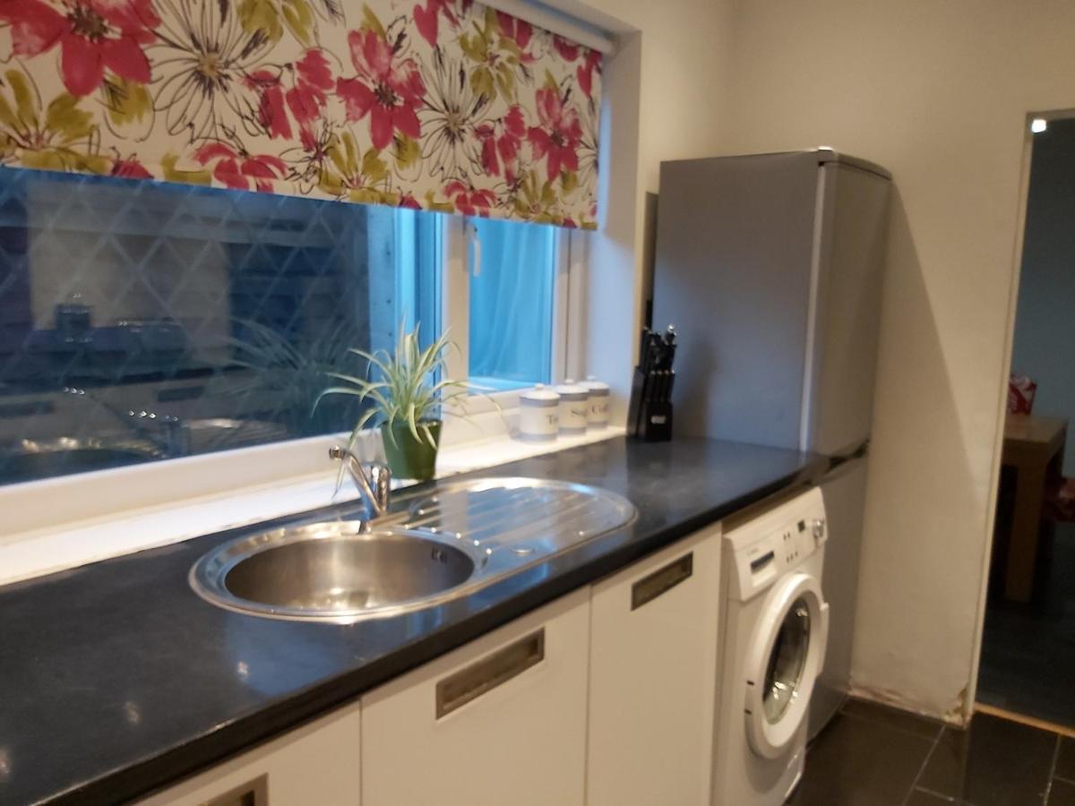 Pearson House - Huku Kwetu 3 Bedroom End Of Terrance House - Family And Business Group Self Catering Accommodation -Huku Kwetu นอตติงแฮม ภายนอก รูปภาพ