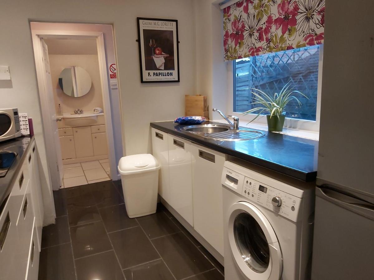 Pearson House - Huku Kwetu 3 Bedroom End Of Terrance House - Family And Business Group Self Catering Accommodation -Huku Kwetu นอตติงแฮม ภายนอก รูปภาพ