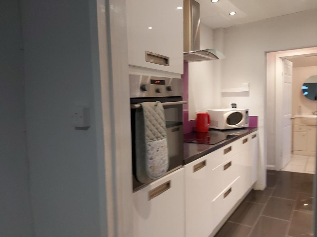 Pearson House - Huku Kwetu 3 Bedroom End Of Terrance House - Family And Business Group Self Catering Accommodation -Huku Kwetu นอตติงแฮม ภายนอก รูปภาพ