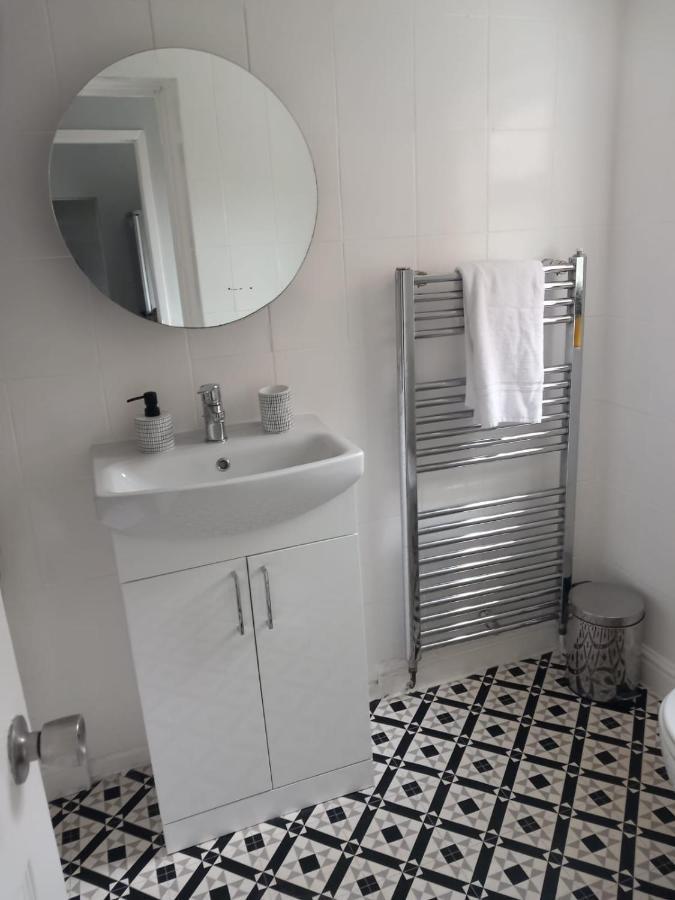 Pearson House - Huku Kwetu 3 Bedroom End Of Terrance House - Family And Business Group Self Catering Accommodation -Huku Kwetu นอตติงแฮม ภายนอก รูปภาพ