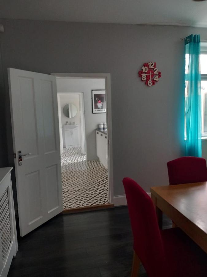 Pearson House - Huku Kwetu 3 Bedroom End Of Terrance House - Family And Business Group Self Catering Accommodation -Huku Kwetu นอตติงแฮม ภายนอก รูปภาพ