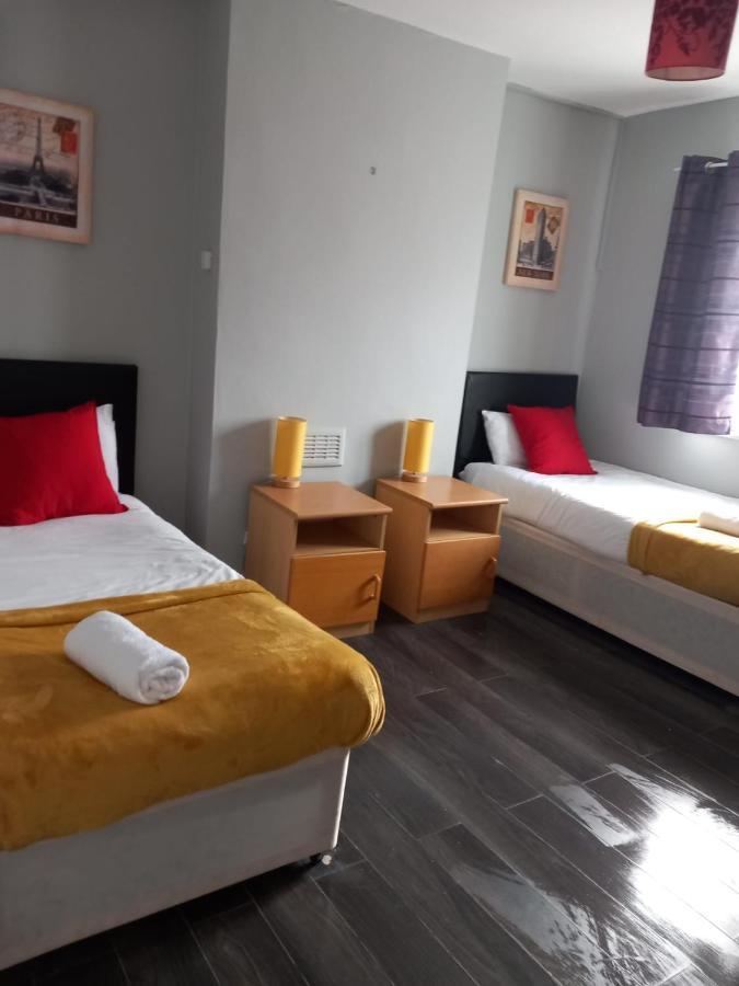 Pearson House - Huku Kwetu 3 Bedroom End Of Terrance House - Family And Business Group Self Catering Accommodation -Huku Kwetu นอตติงแฮม ภายนอก รูปภาพ