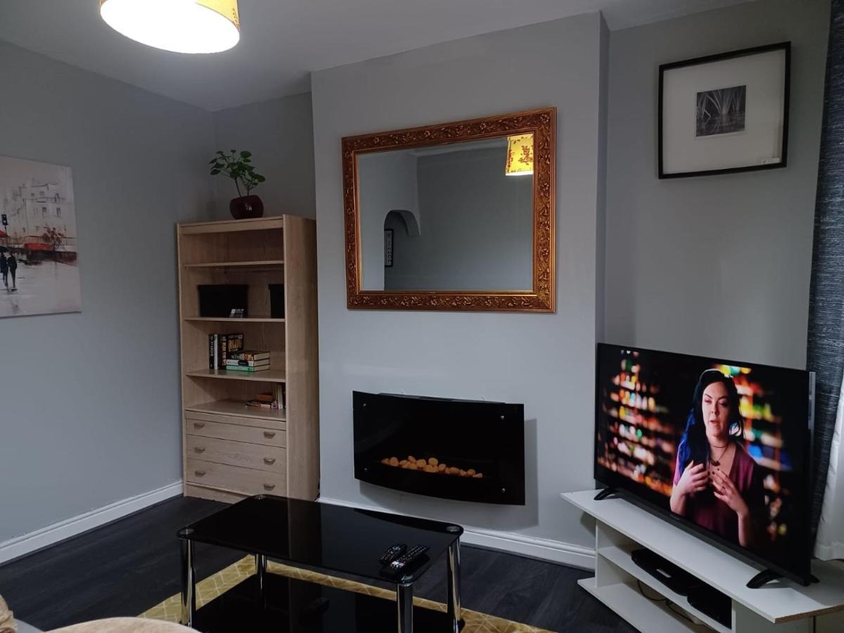 Pearson House - Huku Kwetu 3 Bedroom End Of Terrance House - Family And Business Group Self Catering Accommodation -Huku Kwetu นอตติงแฮม ภายนอก รูปภาพ
