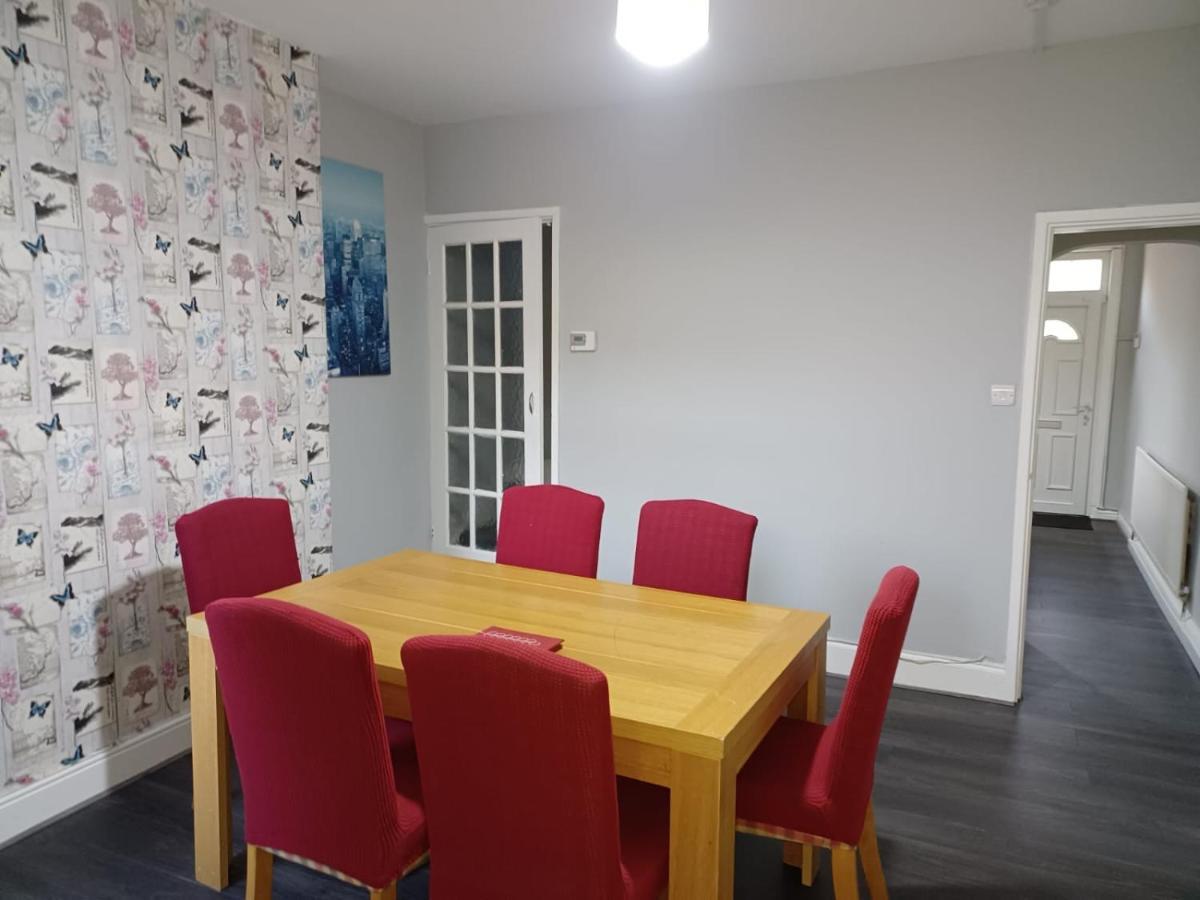 Pearson House - Huku Kwetu 3 Bedroom End Of Terrance House - Family And Business Group Self Catering Accommodation -Huku Kwetu นอตติงแฮม ภายนอก รูปภาพ